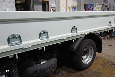 荷台のロープ通し穴加工②
